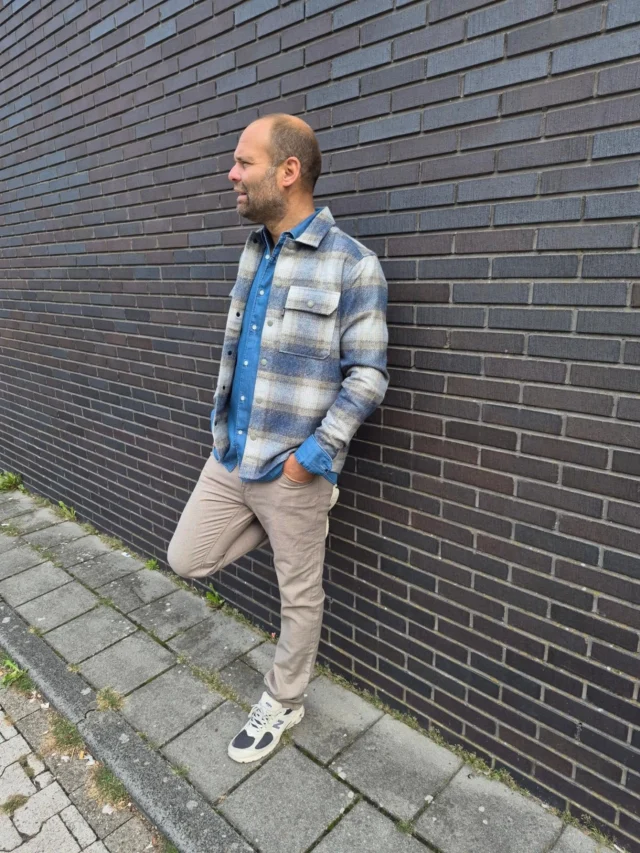 Nieuwe collectie vanguard😍

Jarno draagt hier een regular fit broek van vanguard.  Comfort Stretch wat zorgt voor een stijlvolle en veelzijdige uitstraling en heerlijk draagcomfort.
Gecombineerd met een denim overhemd met daarover een casual geblokte overshirt. Een veelzijdige aanvulling op je herfstgarderobe🍁🍂

#mannenmode #dock54 #vanguard #casual #shopping