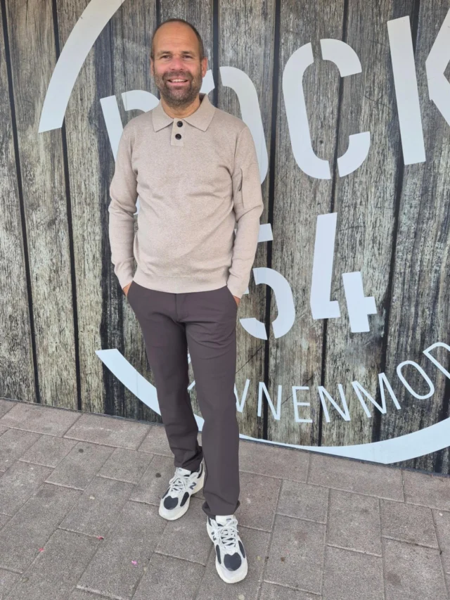 Zondag outfit👌

Jarno draagt hier een NORTH84 sensitive travel bonded in de kleur bruin.  Dit recht vallend model sluit door middel van een knoop en een rits en is voorzien van verschillende broekzakken en lussen. Daar bovenop een basis trui van Saint steve.

#mannenmode #north84 #dock54