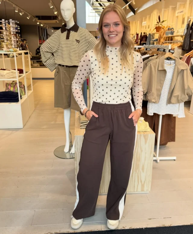 Hello Monday!👋🏼

Start de week in style! De polkadot trend is perfect om je everyday outfit net wat leuker te maken. Combineer ‘m met een wide leg broek en leuke sneakers en je bent klaar voor het nieuwe seizoen🍂🤎

#mondaymood #ootd #outfitinspo #polkadots #newseason