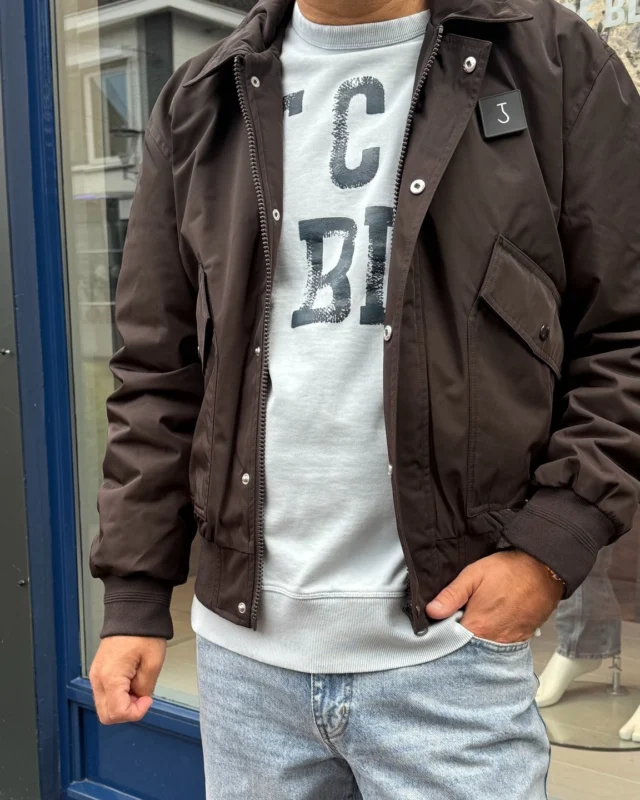 Men's fall look

Van frisse ochtenden tot een middag de stad in: deze look heeft alles!
Een stoere jas van Butcher of Blue, gecombineerd met een sweater en een mooie lcihte jeans van Woodbird. Simpel, sterk en helemaal klaar voor het najaar🍁

 #menswear #fallfashion #butcherofblue #woodbird #newcollection