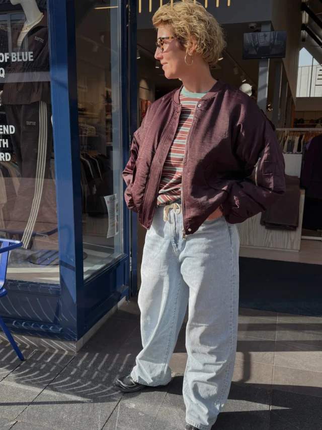 🍂 Fall outfit inspo 🍂

De perfecte combinatie van stoer en comfortabel! 
Het burgundy bomberjasje en de gestreepte longsleeve van Harper & Yve geven de outfit een trendy touch, gecombineerd met deze heerlijke lichte jeans van Catwalk Junkie🤩
Een look die je makkelijk de hele dag draagt én helemaal klaar is voor het nieuwe seizoen🤎

#harperandyve #fallfashion #catwalkjunkie #womenswear #fashioninspo