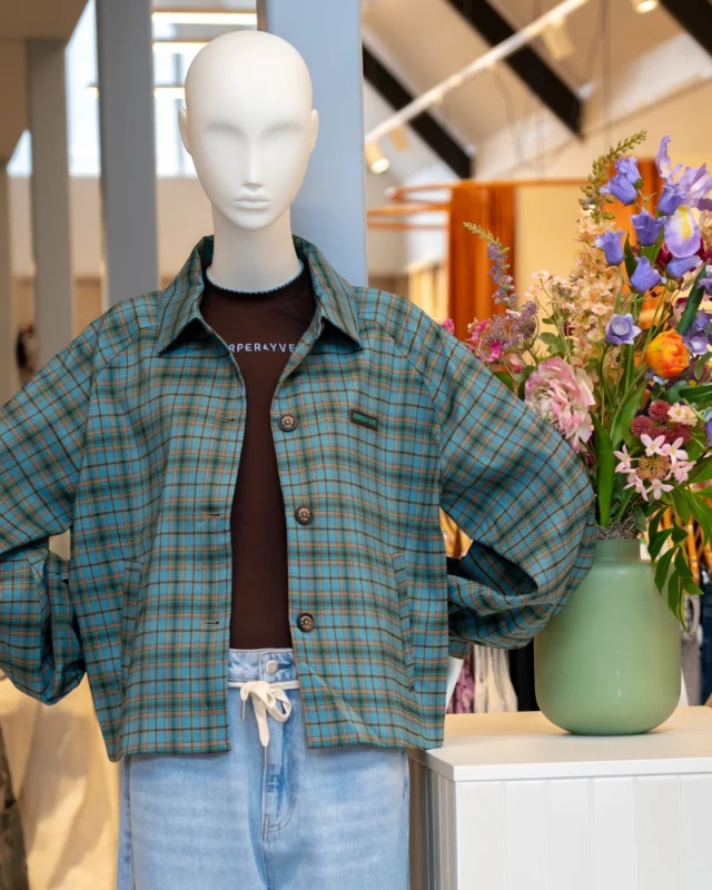 FALL MOOD. 🍂 😍
ㅤ
Is je kast al herfst-proof? Bij ons in de winkel is alles al helemaal klaar voor de herfst, zie bijvoorbeeld dit leuke jasje. 👀
ㅤ
Hoe zou jij dit jasje stylen?
ㅤ
