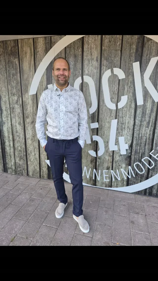 Ready for wherever the day takes you. 👌

Jarno draagt een complete Vanguard-look met een comfortabele travel broek, een stijlvol overhemd en een stoer jasje. Een combinatie die moeiteloos schakelt tussen casual en gekleed.
Comfort, stijl en die typische Vanguard-uitstraling in één outfit. 🔥

#menswear #herenmode #dock54 #herenmode