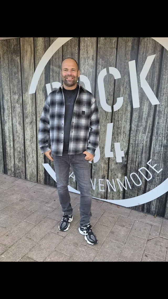 🔥 DENIM & ATTITUDE! 🔥

Jarno rockt de perfecte casual look! 💥 Een stoere DENHAM jeans, gecombineerd met een trui en overshirt van REPLAY. Een outfit met karakter, precies zoals het hoort! 👊

#meanswear #replay #denham #dock54