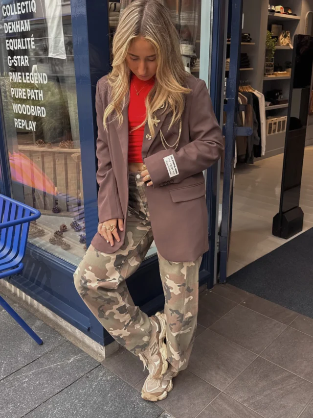 Camo is having a moment! 🔥

De camo print is dit seizoen helemaal terug en wij zijn fan. Onze nieuwe barrel broek van Catwalk Junkie in deze stoere print is dan ook dé perfecte eyecatcher voor je outfit!🪖

Gecombineerd met de nieuwste collectie van Colourful Rebel, waaronder deze toffe blazer met statement broches en chain detail, krijgt de look nét dat beetje extra. Stoer, vrouwelijk en helemaal on trend✨🤎

Wij zijn helemaal fan🤩

#camotrend #outfitoftoday #wednesday #newcollection #colourfulrebel