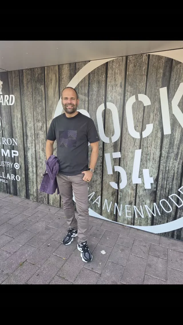 Jarno in een complete Cast Iron look. 🔥

De Cast Iron broek vormt de perfecte neutrale basis voor deze outfit. Daarboven draagt Jarno een T-shirt met een opvallende print, waarin de kleuren paars en antraciet mooi samenkomen. Het Cast Iron overshirt maakt de look compleet en geeft de outfit die stoere uitstraling.
Een sterke combinatie van casual, comfortabel en karakter. Verschillende lagen, opvallende details en kleuren die perfect bij elkaar passen.

Een outfit waarmee je voor de dag kunt komen. 💪

#dock54 #herenmode #castiron #mannenmode