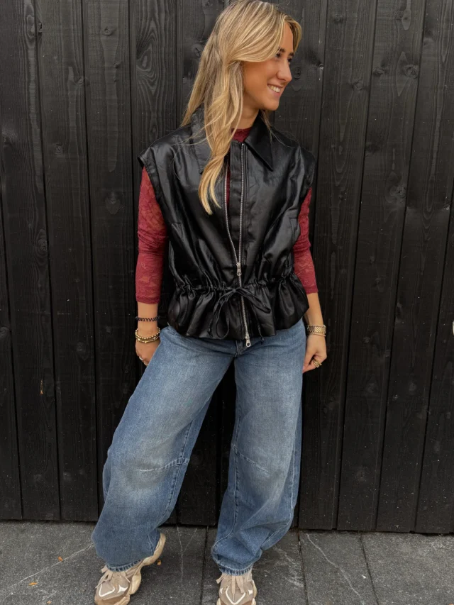 SATURDAY LOOK 👀

Zaterdag is er om lekker uit te pakken met je outfit! Deze combinatie van stoer & vrouwelijk is daar perfect voor🩷
De kanten top en het leren giletje zijn van Lofty Manner, gecombineerd met de mooie barrel fit jeans van Catwalk Junkie. Een outfit die helemaal klaar is voor het weekend! ✨

Zien we jou vandaag in de winkel?🛍️

#catwalkjunkie #loftymanner #outfitinspiration #saturdaylook #shopping