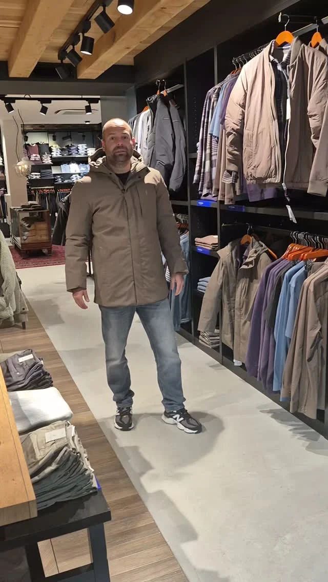 Brrr… de temperaturen dalen! Tijd voor een warme winterjas! 🧥❄️

Jarno neemt je mee door de winkel en laat je onze verschillende winterjassen zien. Van lekker warm en comfortabel tot stijlvol en helemaal klaar voor de koude dagen. 😍
Benieuwd welke jas jouw favoriet wordt? Kijk gezellig mee! 👀✨

#herenmode #mannenmode #dock54 #winterjas