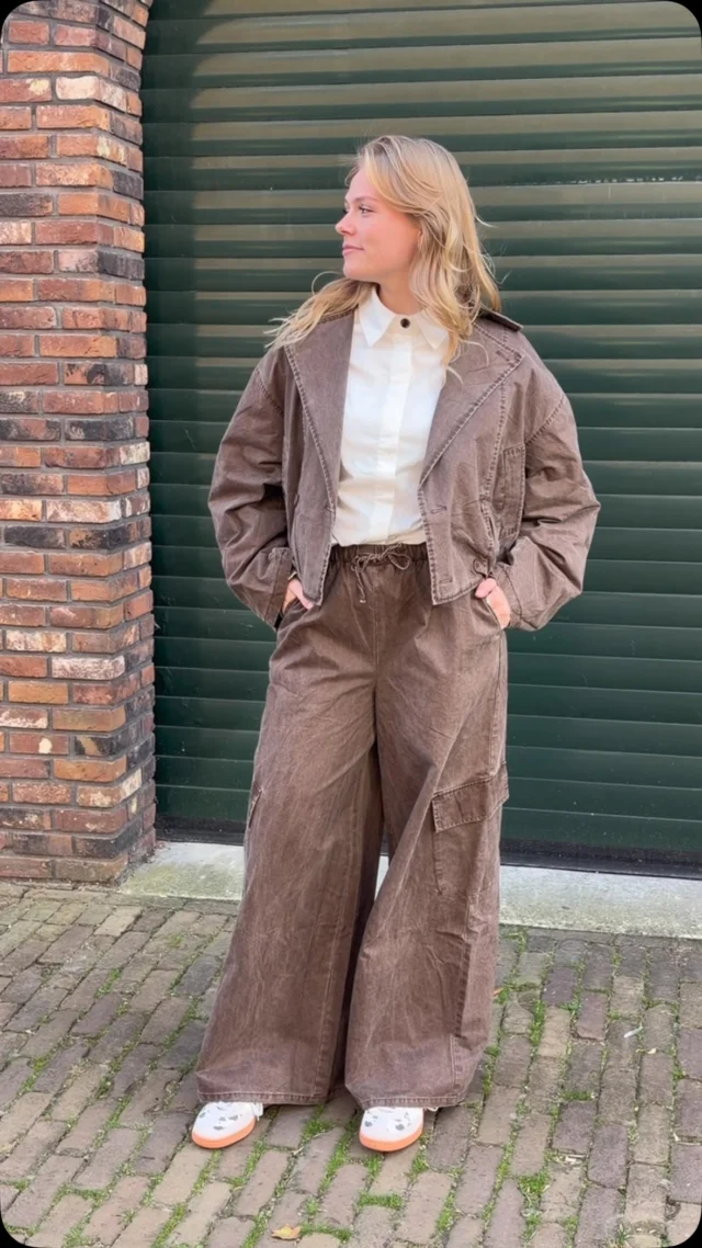 REFINED DEPARTMENT🤎✨

Het wordt kouder buiten, dus tijd om je kast winterperiode te maken!🍂 Nienke showt jullie een leuk setje van Refined Department, maar er is nog véél meer leuks binnengekomen. Van warme laagjes tot items die je outfit net even die extra touch geven✨

Tijd om je herfstgarderobe een update te geven! 
Kom gezellig langs🛍️
Vandaag is het koopavond: geopend tot 21:00👀

#dock54concepts #refineddepartment #outfitoftoday #authum #shopping