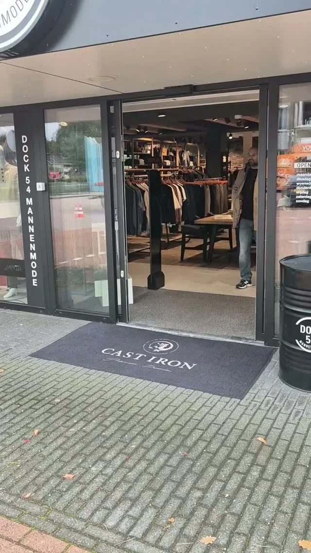 🧥❄️ Jarno laat jullie in dit filmpje alvast een aantal mooie winterjassen zien! 🥶✨
Op zoek naar een warme jas voor de koude dagen? Kom gezellig langs, bekijk ons aanbod en wie weet hangt jouw nieuwe winterjas er wel tussen! 😍
📍 Vandaag staan we er weer vanaf 13.00 uur! 🕐

Tot straks! 👋❤️

#herenmode #mannenmode #dock54 #winkelen #nieuwecollectie