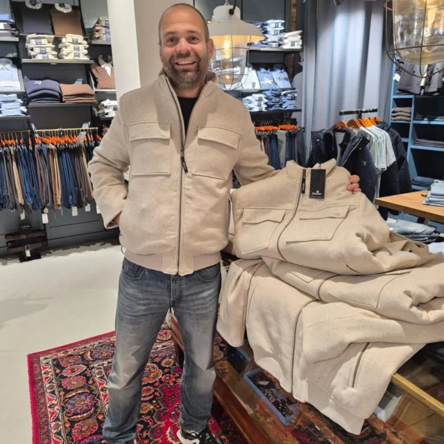 🤎 Jarno is helemaal klaar voor de winter! 🧥

Kijk Jarno eens stralen in deze mooie beige Vanguard-winterjas! 😍 Een stoer, kort tot middellang model dat heerlijk warm gevoerd is en ook nog eens lekker zit. De perfecte combinatie van comfort en stijl voor de koude dagen! 🍂❄️

Staat je goed, Jarno! 👌🤎

#herenmode #winterjassen #winkelen #vanguard
