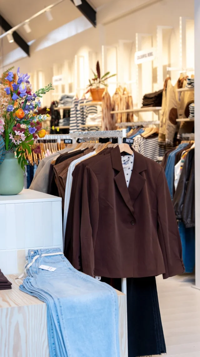 Onze nieuwe herfstcollectie is nu verkrijgbaar in de winkel, en om het maar gewoon op te biechten:

Hij is geweldig! Letterlijk elk item willen we zelf in onze kast hebben liggen.😍

Sorry als we je lieten schrikken. 😉

Kom je lekker shoppen? 🛍️