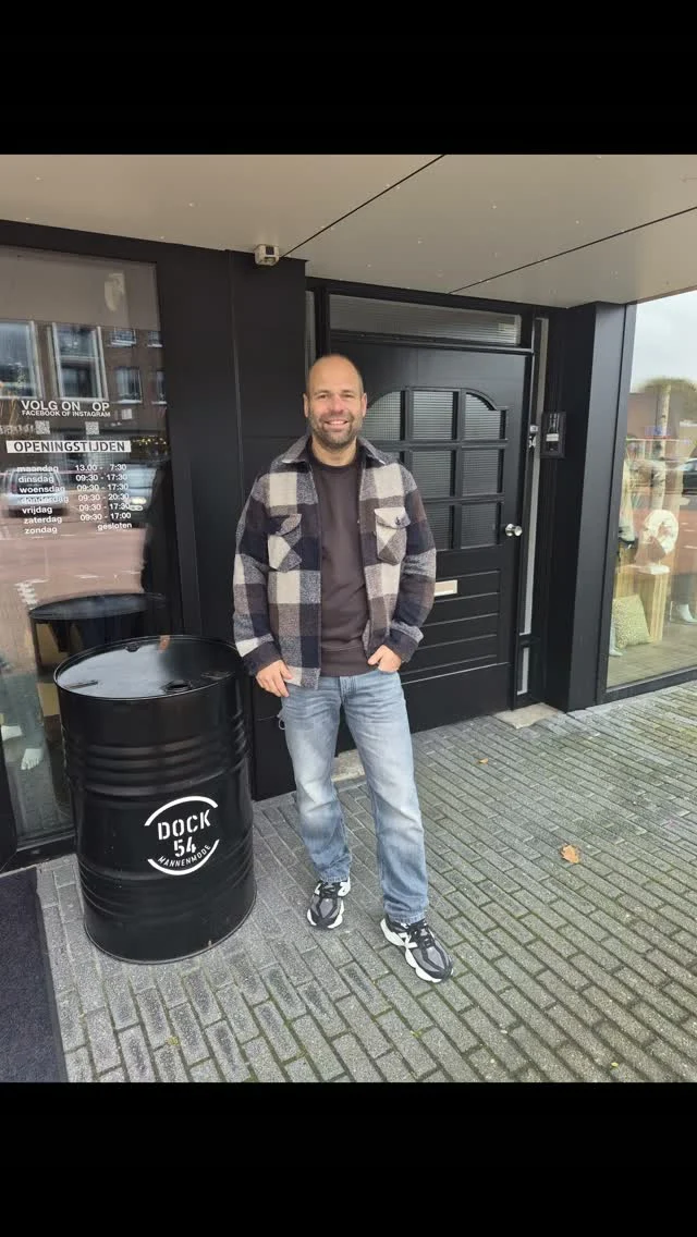 Jarno laat zien hoe je laagjes perfect combineert! 👌
Een stijlvolle set van Butcher of Blue, gecombineerd met een T-shirt, een stoer geblokt overshirt en als finishing touch een mooie bodywarmer.
Een heerlijke combinatie van stoer, comfortabel en stijlvol! Perfect voor dit seizoen. 🍂

#nieuwecollectie #herenmode #butcherofblue #winkelen